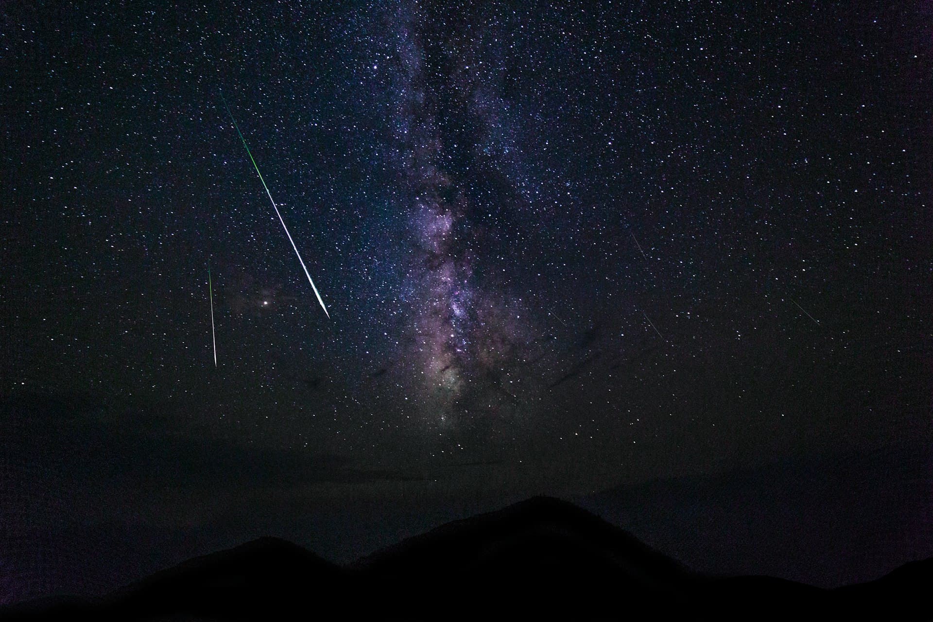 Lluvia de estrellas sobre la montaña